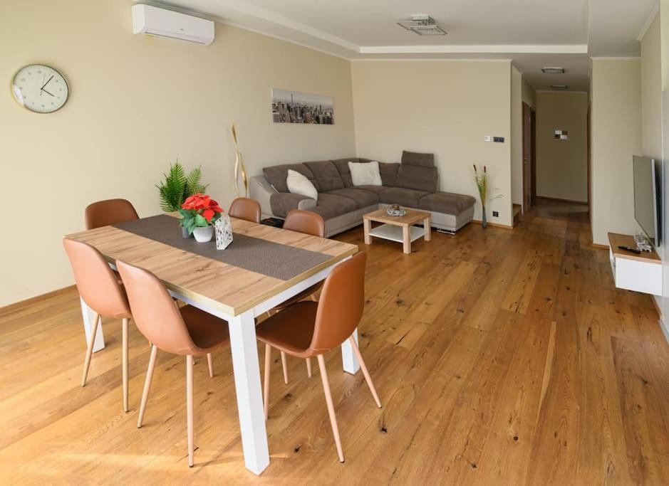Abg House Ecser Buitenkant foto